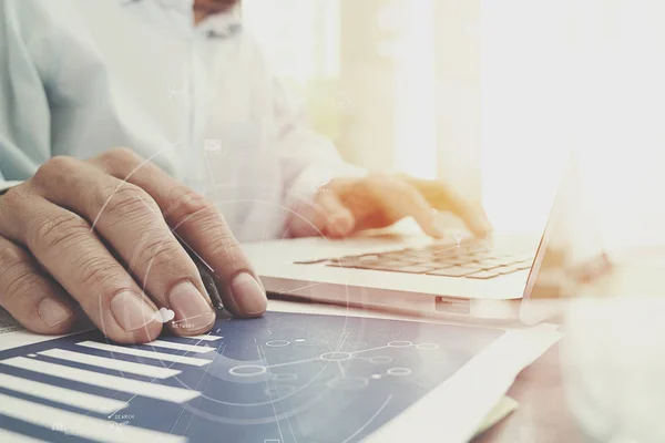 Hombre de negocios que trabaja con teléfono móvil y tableta digital y regazo — Foto de Stock