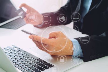 cep telefonu ile online kredi kartı satın alma iş adamı