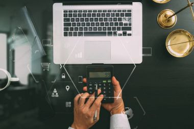 Adalet ve hukuk concept.businessman veya avukat veya muhasebeci çalışma