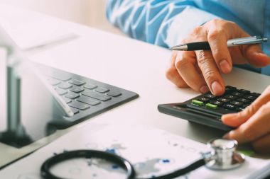 Sağlık masrafları ve ücretleri kavramı. Bir ca akıllı doktor el kullanılan