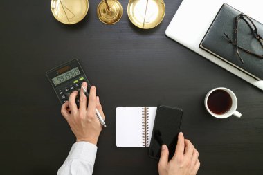 Adalet ve hukuk concept.businessman veya avukat veya muhasebeci çalışma