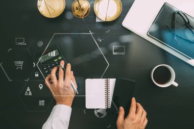 Adalet ve hukuk concept.businessman veya avukat veya muhasebeci çalışma