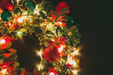 Tebrik sezon kavramı. Dekoratif ışık o ile Noel çelenk