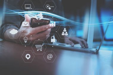 işadamı el modern memur mobil akıllı telefon ile çalışma