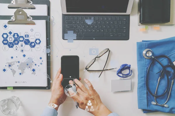 Bovenaanzicht van slimme arts werken met mobiele telefoon en l — Stockfoto