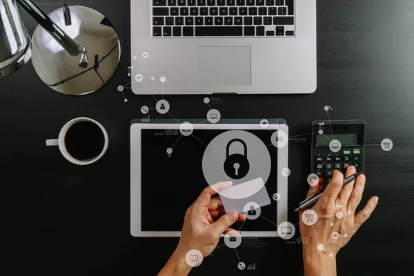 Concepto de seguridad cibernética.Vista superior de las manos trabajando con calculadora —  Fotos de Stock