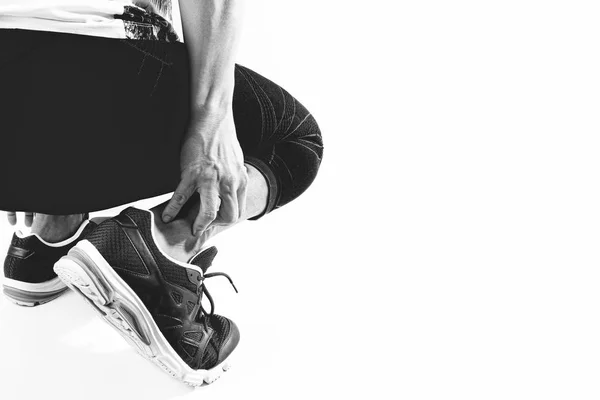 Deportista corredor sosteniendo el tobillo con dolor con articulación torcida rota —  Fotos de Stock
