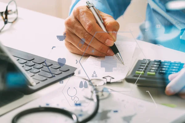 Healthcare costs and fees concept.Hand of smart doctor used a ca — Stock Photo, Image