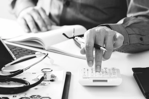 Costi sanitari e tasse concettuale.Mano del medico intelligente utilizzato un ca — Foto Stock