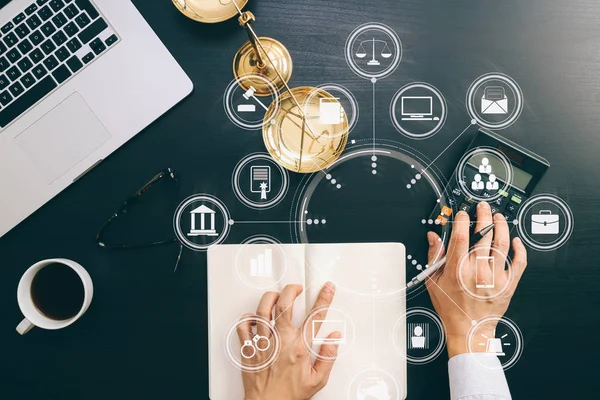 Adalet ve hukuk concept.businessman veya avukat veya muhasebeci çalışma