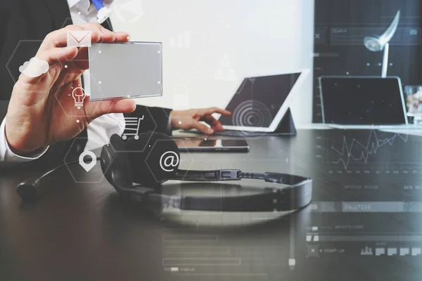 Hombre usando auriculares VOIP y mostrar etiqueta de identificación con tableta digital y l — Foto de Stock