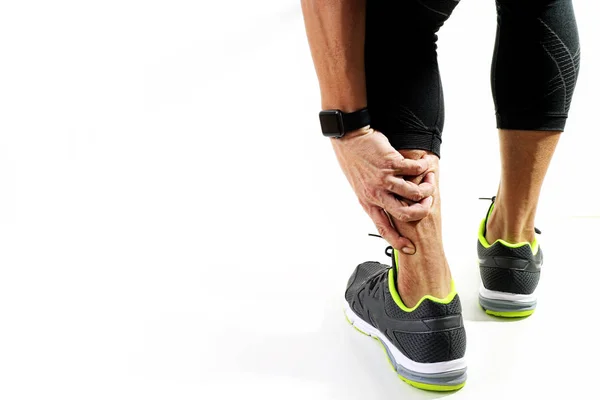 Corridore sportivo tenendo caviglia nel dolore con rotto articolazione contorta — Foto Stock