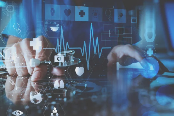 Intelligens orvos kezét a modern modern laptoppal dolgozik — Stock Fotó