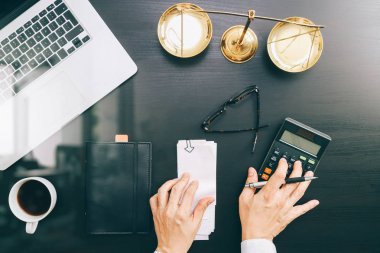Adalet ve hukuk concept.businessman veya avukat veya muhasebeci çalışma