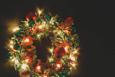 Tebrik sezon kavramı. Dekoratif ışık o ile Noel çelenk