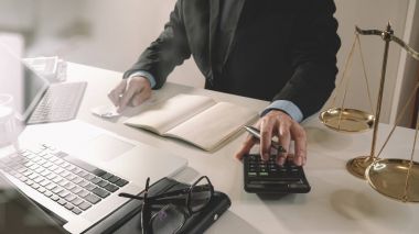 Adalet ve hukuk concept.businessman veya avukat veya muhasebeci çalışma