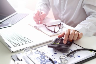 Sağlık masrafları ve ücretleri kavramı. Bir ca akıllı doktor el kullanılan