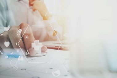 tıbbi doktor stetoskop ve laptop çalışma akıllı ve kazmak