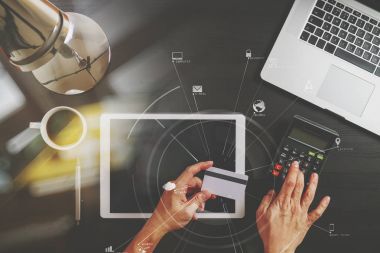 Internet alışveriş kavramı. Üstten Görünüm el laptop ile çalışma 
