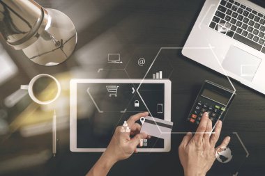 Internet alışveriş kavramı. Üstten Görünüm el laptop ile çalışma 