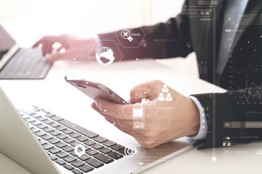 La ile modern ofis cep telefonuyla işadamı eller