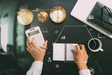 Adalet ve hukuk concept.businessman veya avukat veya muhasebeci çalışma