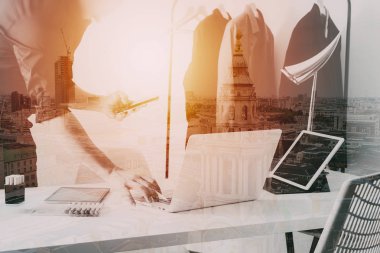 Moda cep telefonu ile çalışma ve laptop ile kullanarak Tasarımcısı