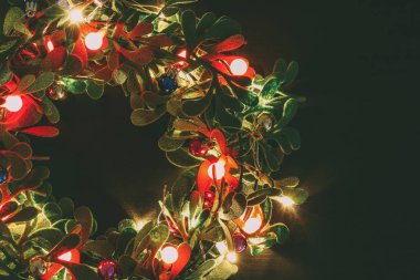 Tebrik sezon kavramı. Dekoratif ışık o ile Noel çelenk