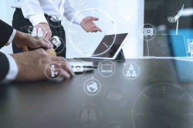 Tıbbi co çalışma kavramı, akıllı telefon ve d ile çalışan doktor
