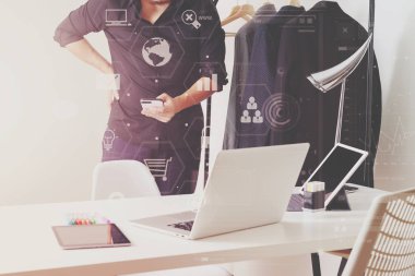 Moda cep telefonu ve laptop ile digita kullanarak Tasarımcısı