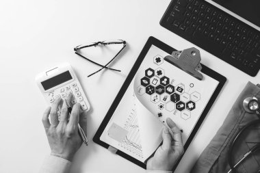 Üstten Görünüm sağlık masrafları ve ücretleri kavramının. Akıllı doct el