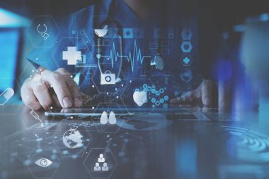 Akıllı doktor el modern modern dizüstü bilgisayar ile çalışma 