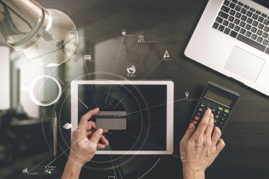 Internet alışveriş kavramı. Üstten Görünüm el laptop ile çalışma 