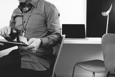 Dijital tablet ve dizüstü bilgisayarla çalışma işadamı ve 