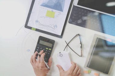 mali konularda maliyet ile çalışan işadamı el görünümünü en iyi bir