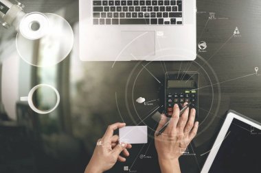 Internet alışveriş kavramı. Üstten Görünüm el hesaplaması ile çalışma