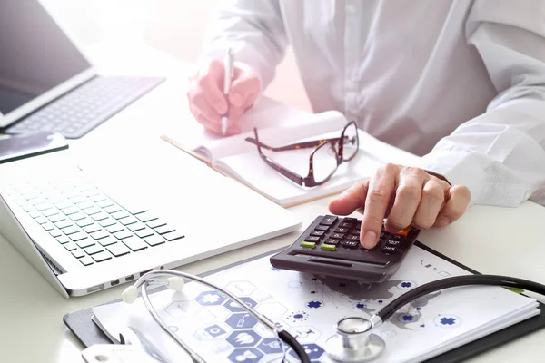 Gesundheitskosten und Honorarkonzept. Hand des smarten Arztes verwendet eine ca. — Stockfoto