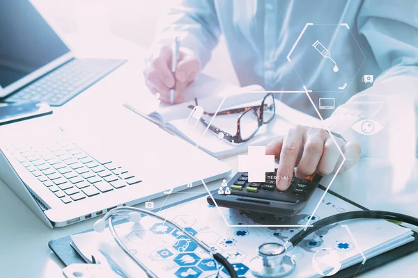 Custos de cuidados de saúde e taxas concept.Hand de médico inteligente usado um ca — Fotografia de Stock