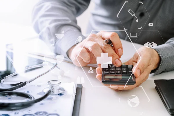 Healthcare costs and fees concept.Hand of smart doctor used a ca — Stock Photo, Image