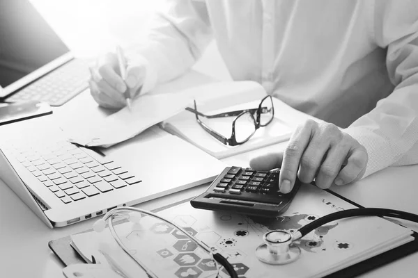 Costi sanitari e tasse concettuale.Mano del medico intelligente utilizzato un ca — Foto Stock