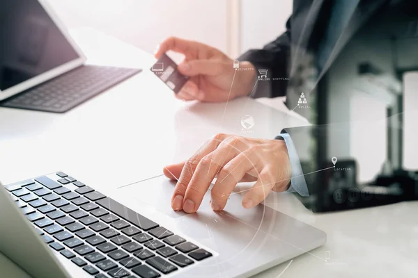 Hombre de negocios haciendo compra de tarjetas de crédito en línea con el ordenador portátil compu —  Fotos de Stock