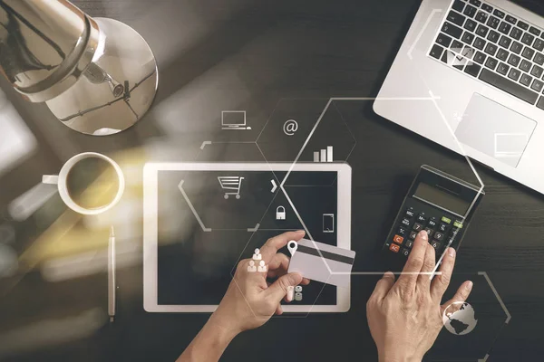 Internet alışveriş kavramı. Üstten Görünüm el laptop ile çalışma 