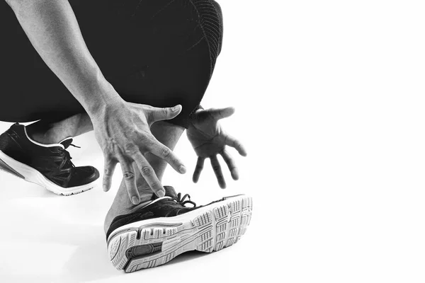Deportista corredor sosteniendo el tobillo con dolor con articulación torcida rota — Foto de Stock
