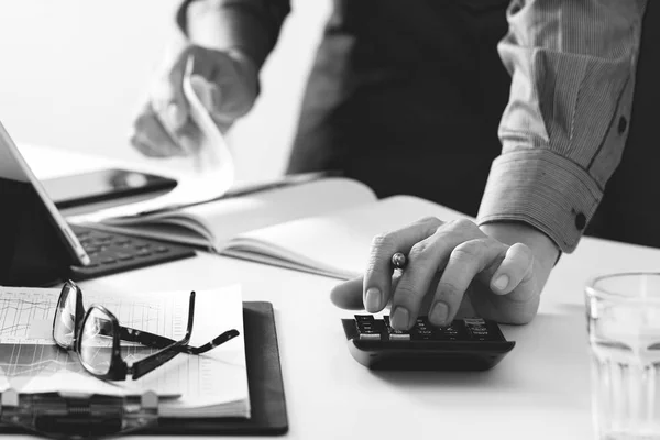 Hombre de negocios mano trabajando con las finanzas sobre el costo y la calculadora —  Fotos de Stock