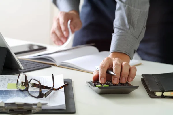 Hombre de negocios mano trabajando con las finanzas sobre el costo y la calculadora — Foto de Stock