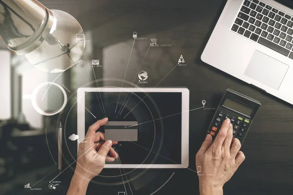 Internet alışveriş kavramı. Üstten Görünüm el laptop ile çalışma 