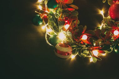 Tebrik sezon kavramı. Dekoratif ışık o ile Noel çelenk