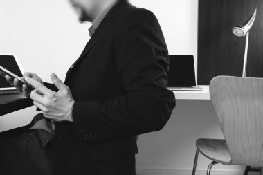 akıllı telefon ve dijital tablet ve lapt çalışma iş adamı