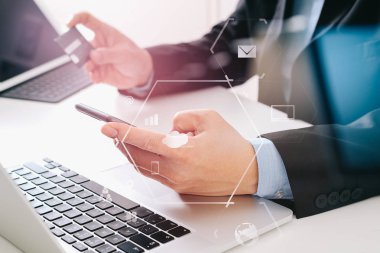 cep telefonu ile online kredi kartı satın alma iş adamı