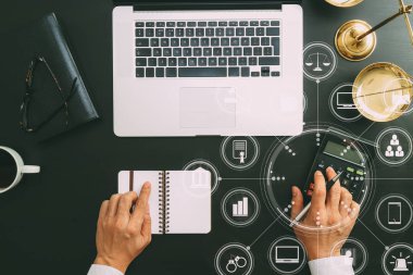 Adalet ve hukuk concept.businessman veya avukat veya muhasebeci çalışma